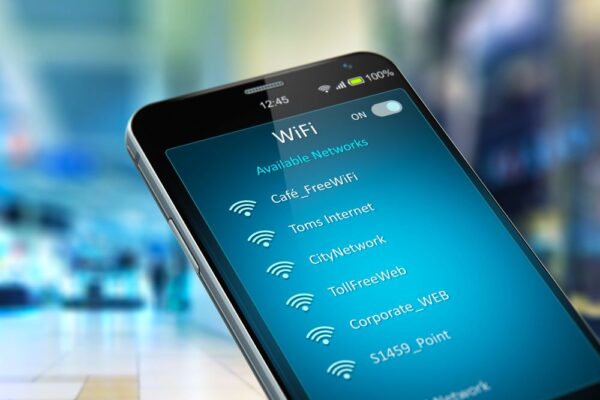 Avant de vous connecter à un réseau WiFi public, que ce soit avec un ordinateur, une tablette, un smartphone, il est important de comprendre les risques potentiels et les précautions à prendre pour protéger vos informations personnelles.