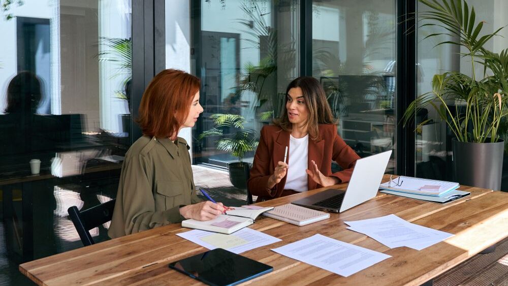 Dans la vie d’une entreprise, la gestion administrative peut sembler secondaire. Pourtant, elle joue un rôle fondamental dans le pilotage stratégique et le bon fonctionnement quotidien de l’entreprise.