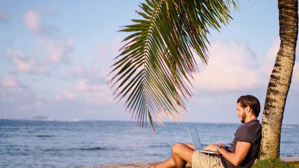 L’été est synonyme de repos, de soleil… et malheureusement aussi de cyberattaques. Les cybercriminels savent que vous êtes plus détendu et parfois moins vigilant : c’est le moment qu’ils choisissent pour frapper. Voici quelques rappels essentiels pour éviter les pièges.
