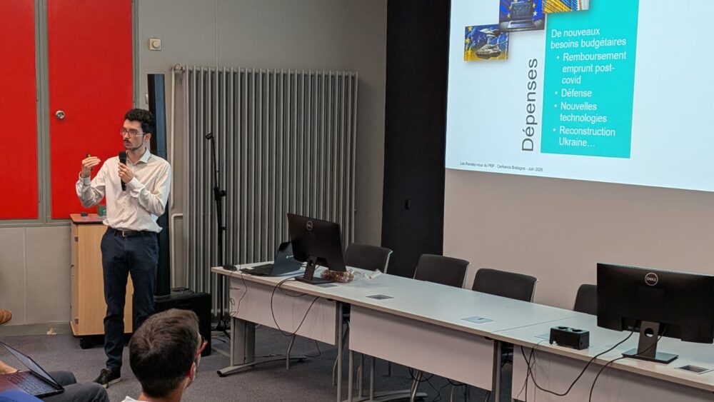 Conférencier devant un tableau