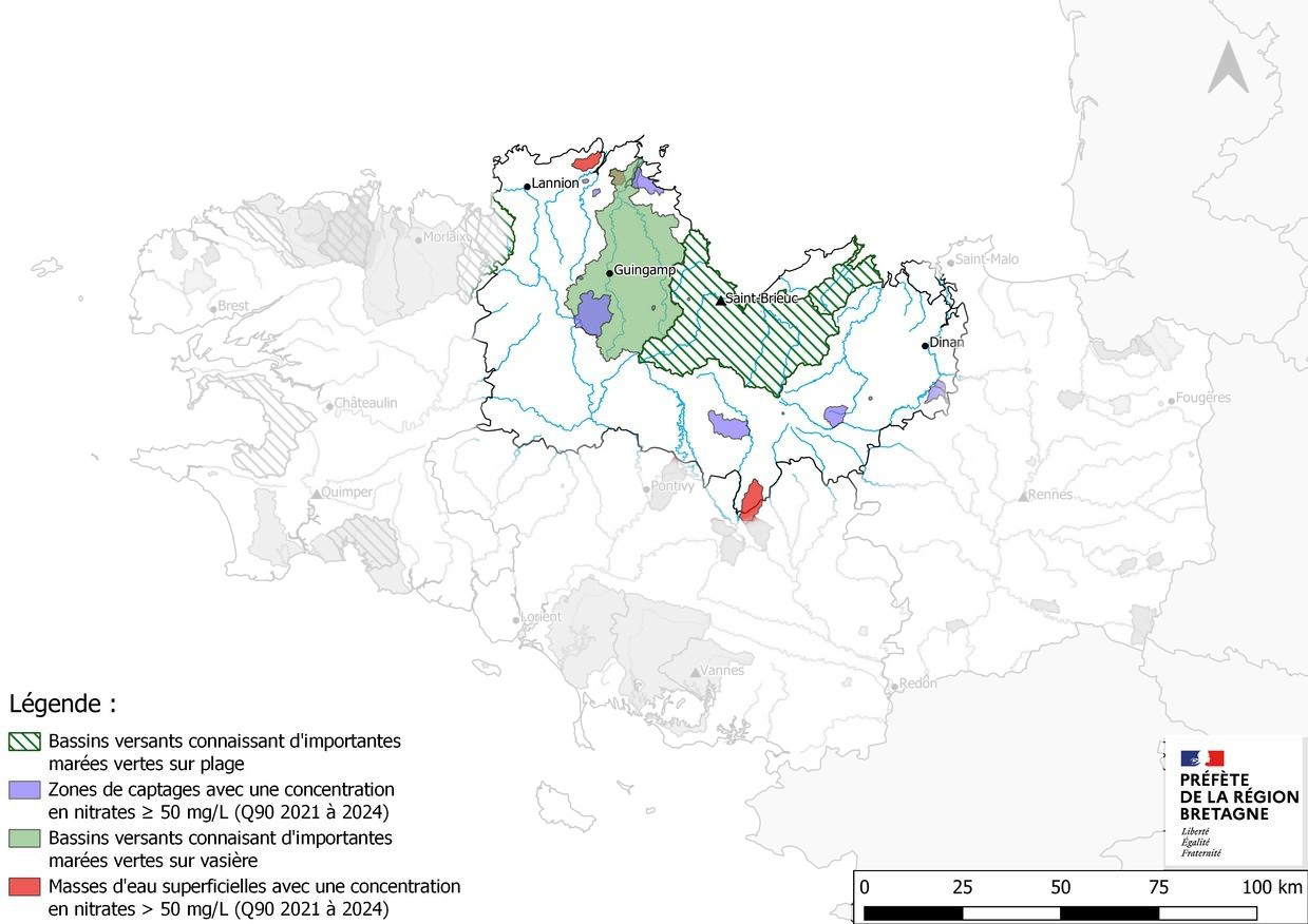Carte de la Bretagne montrant les zones à enjeux nitrates du PAR 7 modifié : bassins versants algues vertes, zones de captages et masses d'eau à plus de 50 mg/L de nitrates.