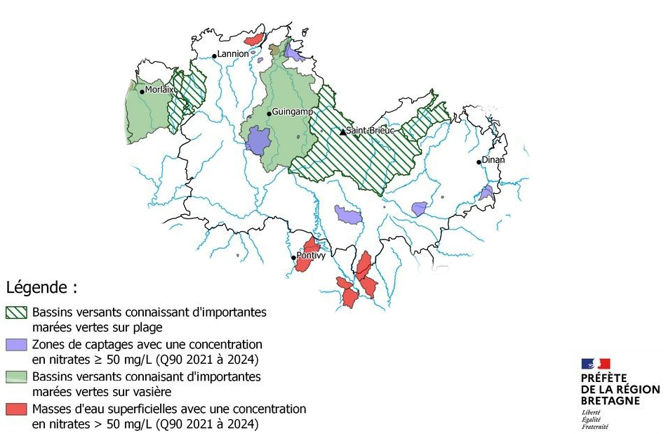 Carte de la Bretagne montrant les zones à enjeux nitrates du PAR 7 modifié : bassins versants algues vertes, zones de captages et masses d'eau à plus de 50 mg/L de nitrates.