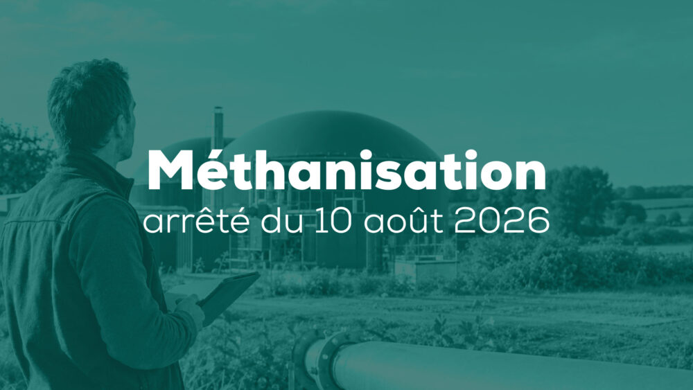 Un agriculteur observe une unité de méthanisation agricole avec des digesteurs et des canalisations de biométhane.