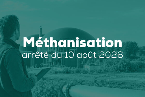 Un agriculteur observe une unité de méthanisation agricole avec des digesteurs et des canalisations de biométhane.