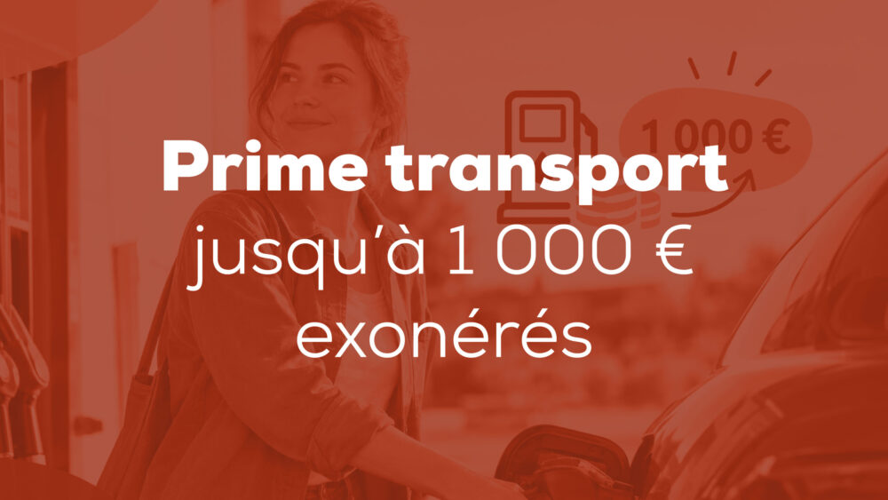 Une salariée fait le plein de son véhicule, illustrant la prise en charge des frais de carburant dans le cadre de la prime transport 2026.